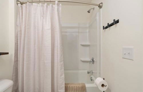 Stylish 3BR Getaway across Bristol Speedway - Foto 47