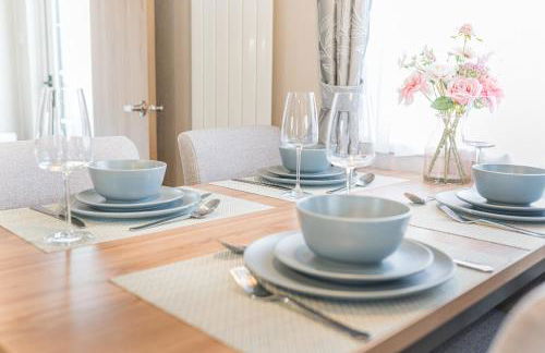 Tastefully decorated lodge on popular holiday park, easy access to Lakes and Dales and free parking - Foto 10