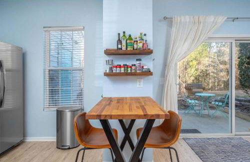 Modern 3-BR Townhome w Private Backyard Near RTP - Foto 15