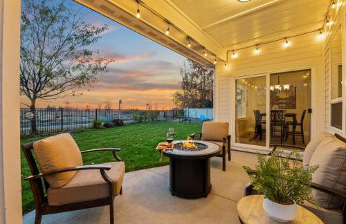 Relaxing Sauna Retreat Fire Pit and Swing Set - Foto 3