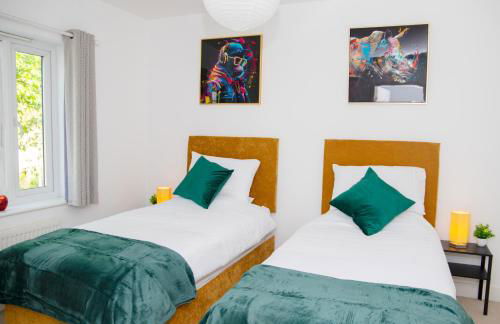 Lavish 4-Bedrooms with Modern Home Features - Guest 8 - Hi-Speed Wi-Fi - Luxury Garden - Private Ample Parking - Foto 43