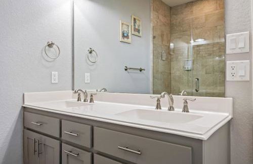 Steps to the Beach | Tiki Bar Fun | Epic Bay Views | Sleeps 8 - Foto 30