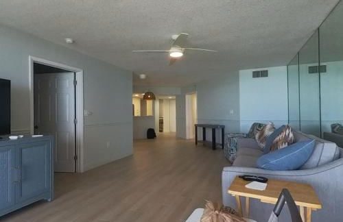 Oceanfront luxury at Hibiscus Breeze, charming 2/2 condo on North Hutchinson Island 3 Month Min - Photo 7