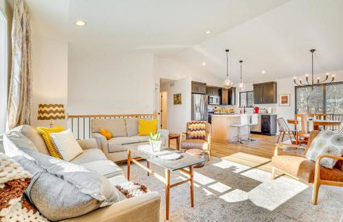 Deck with Forest Views Modern Home in Rochester! - Foto 5