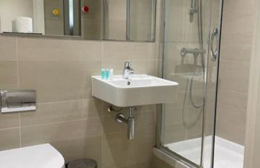 2-bed 2-bath Greenwich Apartment with balcony & lift - Photo 79