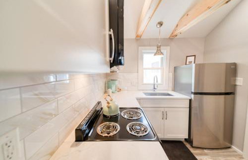 Studio with Deck by Leavetown Vacations - Foto 11