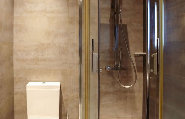 Hosthub 2 Bedroom near Dry Bridge SmartTV - Photo 17