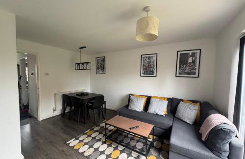 Bright 2BR House with Garden & Parking Sleeps 5 - Photo 4