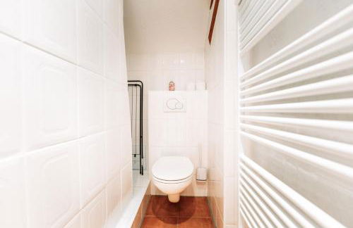 Spacious Penthouse with AC and Free Parking Steps Away From the Central Station - Foto 43