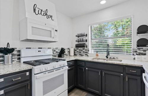 Super Comfy Home with Hot Tub! - Photo 9