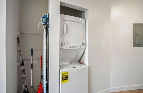 Smart Amenities & Modern Charm – Houston Studio! - Foto 29