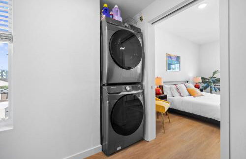 Stylish Top-Floor Gem with King Bed & City Ocean Views - Foto 22