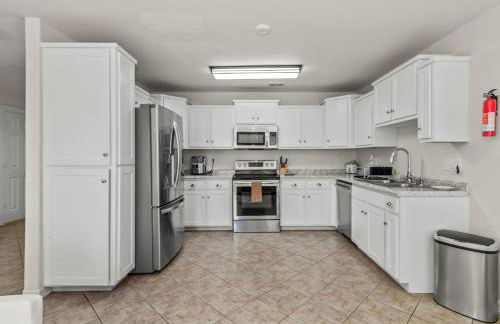 8 Mins to SPI Beach Spacious 3BR with Backyard - Foto 32