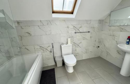 Spacious 3-Bed Home with Garden, Private Parking, Smart Tv's, Fast Wi-Fi - Photo 26