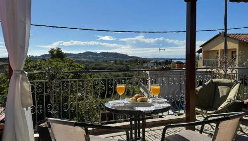 Takis' Attic - Photo 2