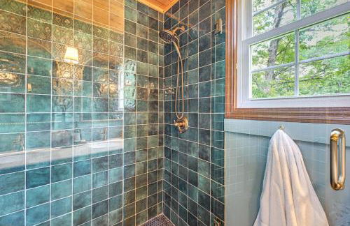 Enchanting Highlands Cottage with Pond and Waterfall - Foto 17