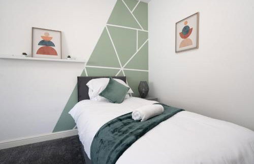 Huge Apartment - 8 Beds - Free Parking - Long Stays! - Foto 7