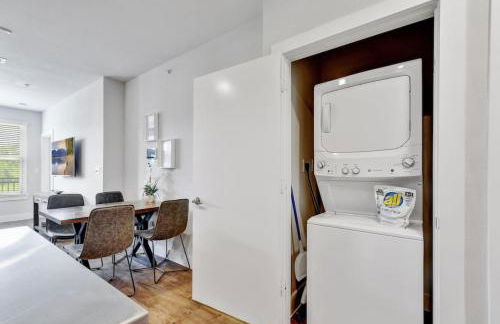 Charming Apartment in Southtown Wifi Pool Gym - Photo 24