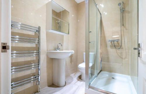 One Bedroom Flat in Bush Hill Park - Photo 19