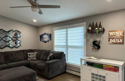 Stylish 3 BR Entire Home NearTown & Beach with Pool Table & King Bed - Foto 20
