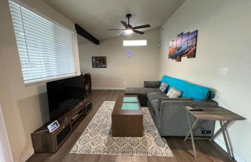 Peaceful Lakeside Retreat - Cozy 3BR Waterfront Home - Foto 25