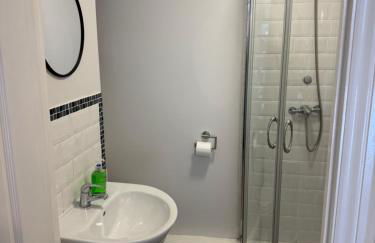 Spacious, sleeps 7, 2 baths, Central Saltash - Photo 24