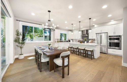 Modern Kirkland 4BR Family Oasis Kids Paradise - Photo 3