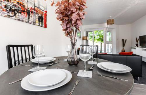 Waterfront 2 Bed Apartment - Free Parking & Wi-Fi - Foto 12