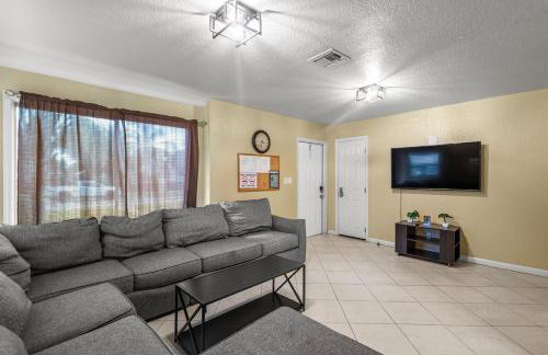 Sleeps 12 - House Guest Apt - Plenty of parking - Foto 37