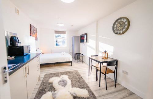 Cozy Cardiff Studio - City Center Gem with Patio - Photo 1