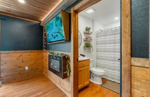 Wood Haven Cabin with a hot tub fire pit & indoor pool - Photo 13