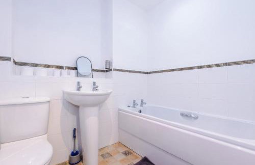 Sleek 2BR Altrincham Home Parking Near Station - Foto 17