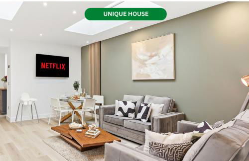 Unique 5 Bedroom 4 Bathroom House with Self-Contained-Studio - Excellent Location - Pool Table, Super-Fast Wifi, Smart TV and Self-Check-In by Yoko Property - Photo 1