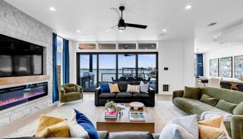 Lakefront Stay for 16 with Pool Dock & Game Room - Foto 2