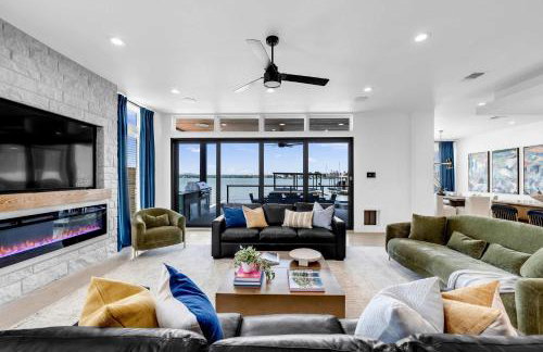 Lakefront Stay for 16 with Pool Dock & Game Room - Foto 2