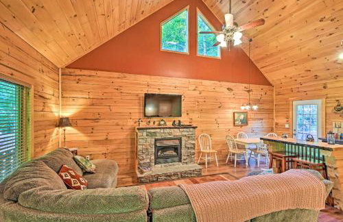 Rustic Andrews Cabin Rental with Deck and Fire Pit! - Foto 3