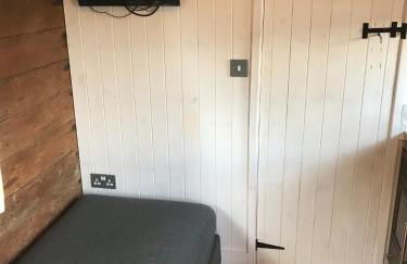 Luxury cosy carriage with electric private hot tub - Photo 31