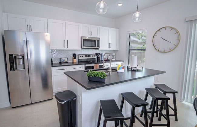 Elevate Your Stay at 3br/2.5ba Downtown Gem! - Foto 9