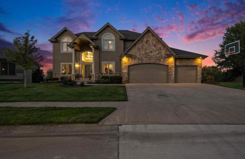 Stunning 5BR Villa Large Hot Tub & Scenic Yard - Foto 74