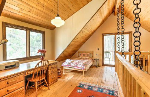 Riverside Winthrop Chalet with Hot Tub and 2 Decks! - Foto 22