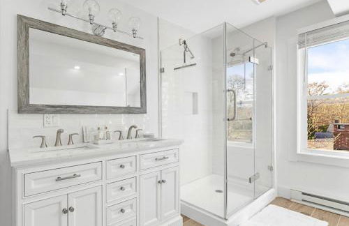 Family Getaway Walkable to Town - Foto 37