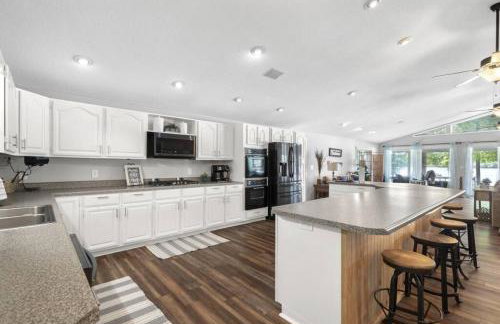 Ultimate Family Fun Lakehouse with pool and dock - Foto 4