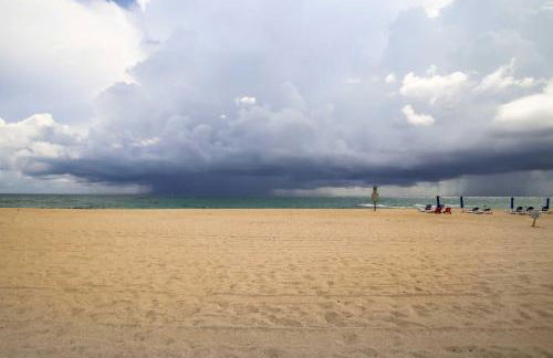 Riviera Beach Vacation Home with Pool Walk to Beach - Foto 33