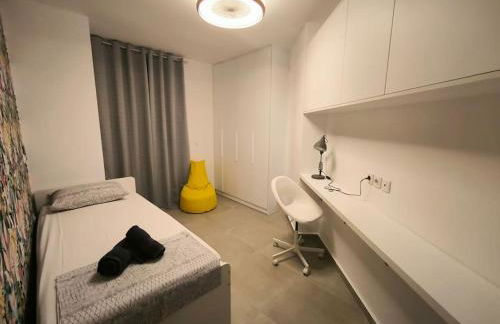 Floral Home 2 - 1st floor apt with private parking! - Photo 7