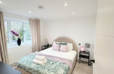 Bright Modern Apartment - Photo 15