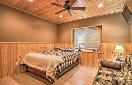 Cabin with Fire Pit and Movie Room, 1 Mi to Lake - Foto 27