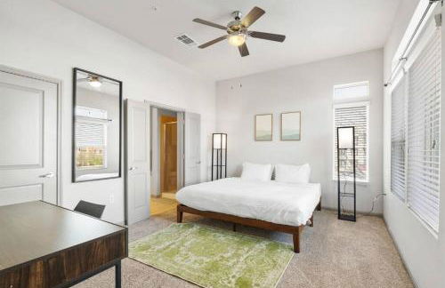 Modern Austin 2BR 2B Unit with Pool, Parking & WiFi - Photo 20