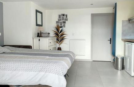 Quiet Studio with Private Parking - Photo 12