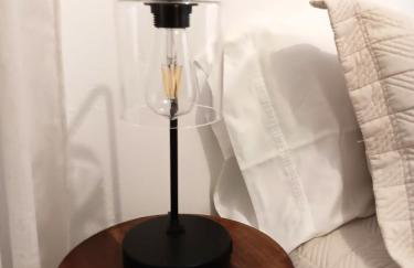 Mid Century Style Cottage Near Historic Downtown - Foto 17