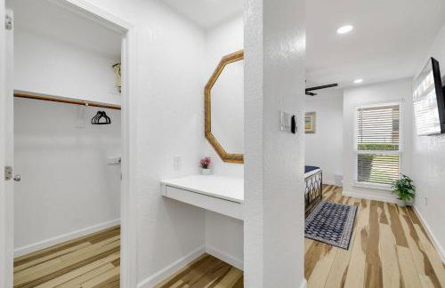 Arlington Entertainment District Home Green & White Door - Foto 65